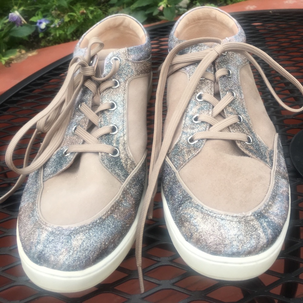 Tennis shoes